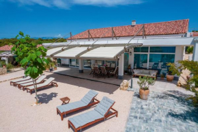 Beachfront Paladina holiday home